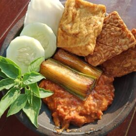 TEMPE DAN TAHU PENYET